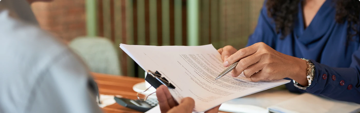 Advogada revisando documentos após análise jurídica profissional